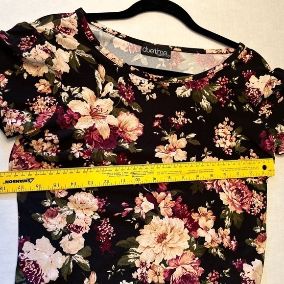 Duetime Maternity black Floral Top with ruched sides in Size Large. J9 - Picture 6 of 10